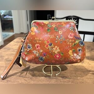 Beautiful floral clutch 💐